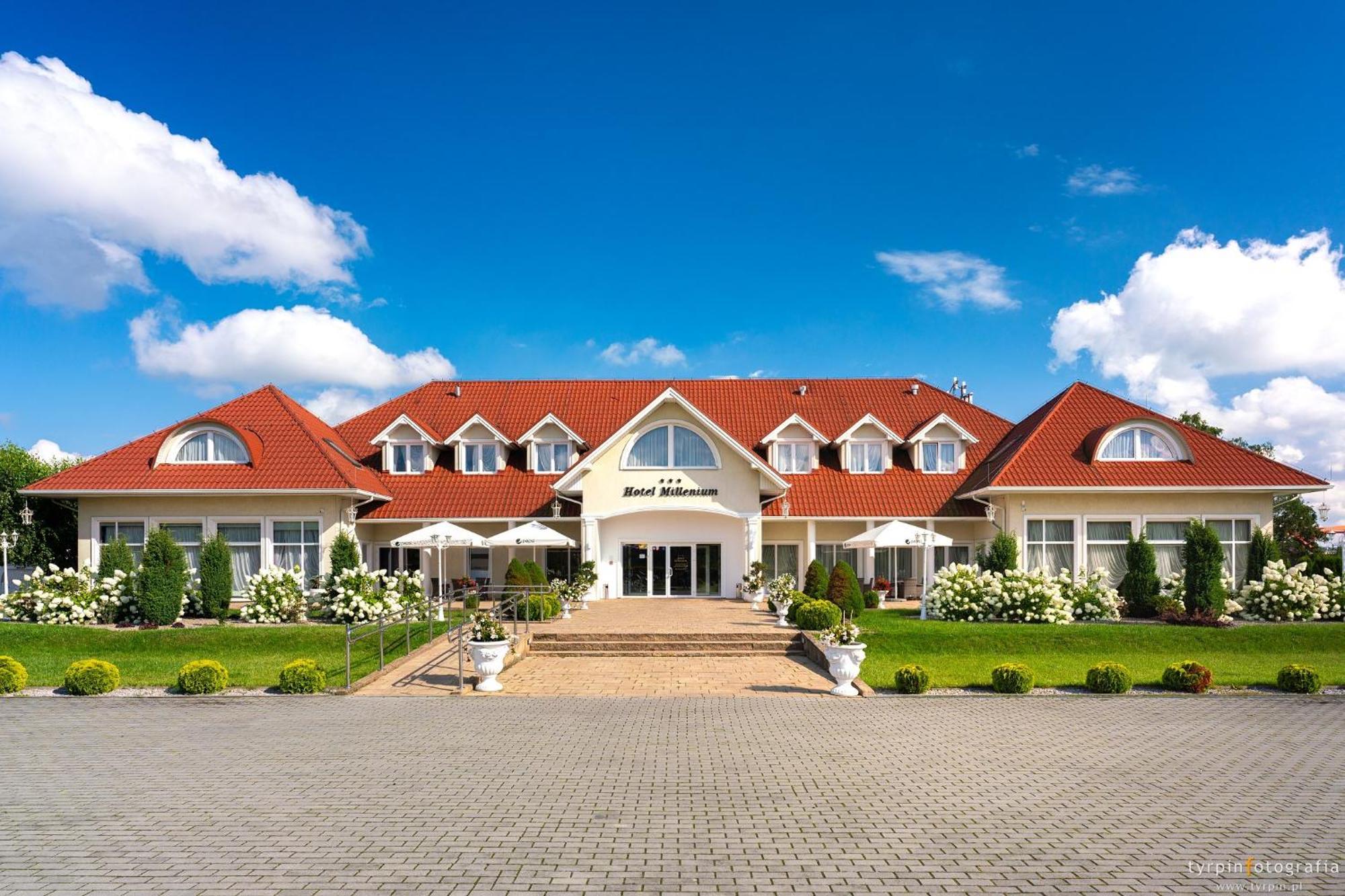 Hotel Millenium Góra Motyczna Exterior foto