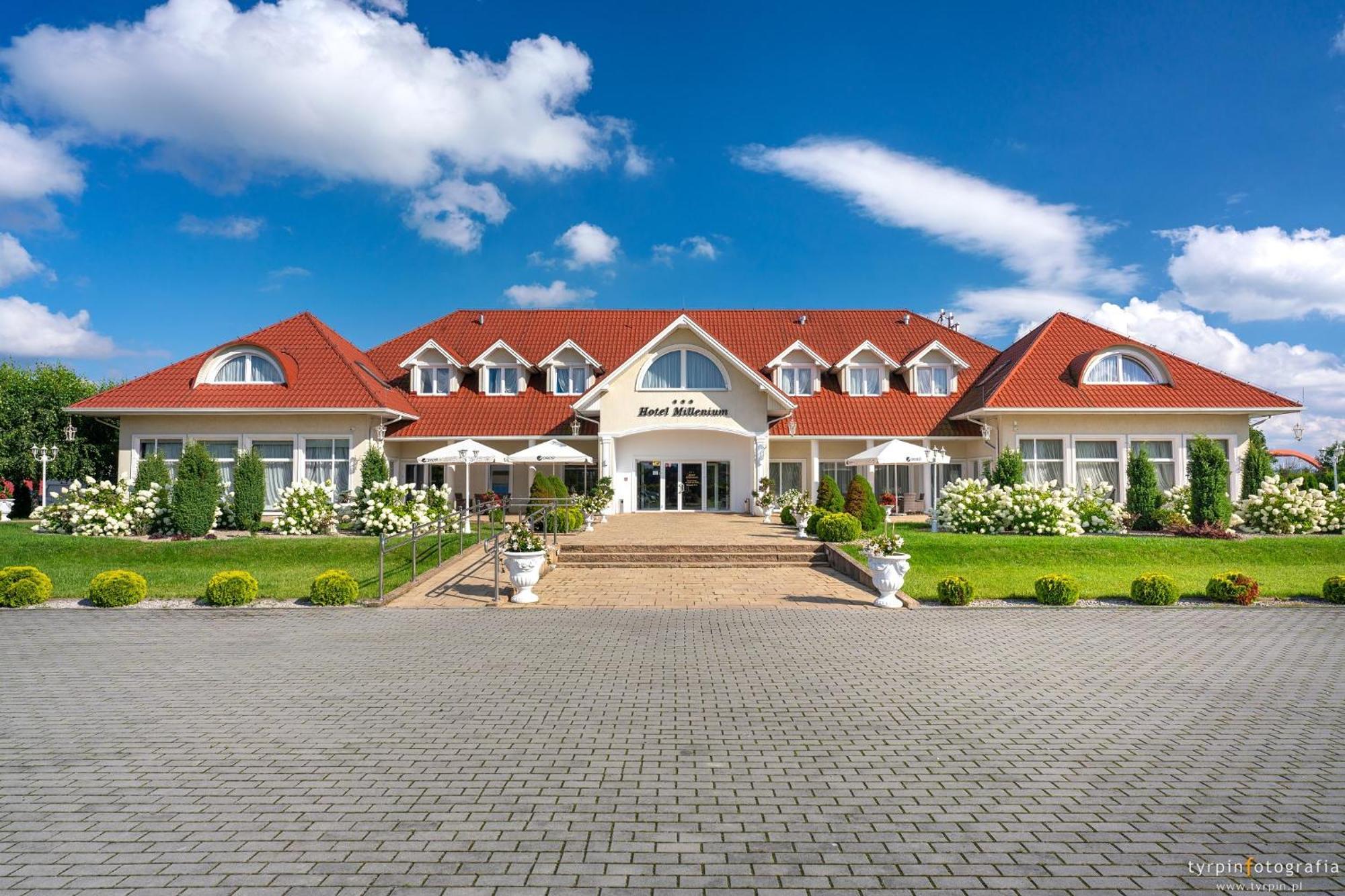 Hotel Millenium Góra Motyczna Exterior foto