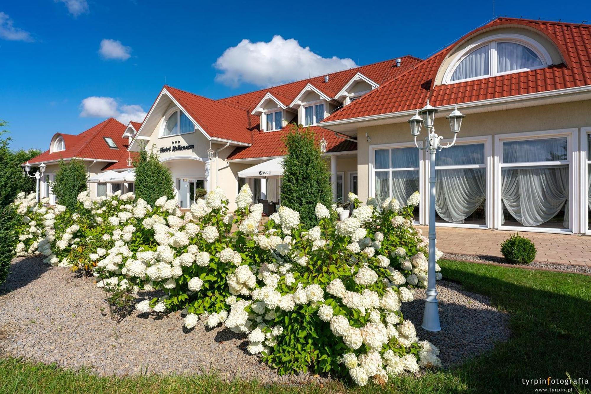 Hotel Millenium Góra Motyczna Exterior foto